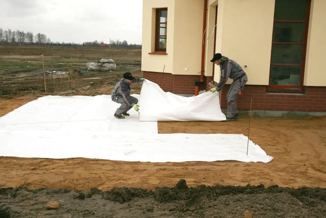 Geowłóknina pod taras: unikaj błędów przy wyborze i montażu podłoża Geowłóknina pod taras: unikaj błędów przy wyborze i montażu podłoża