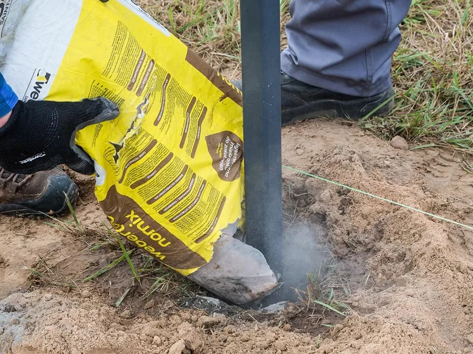 Jak profesjonalnie wylać słupki betonowe pod taras bez kosztownych błędów Jak profesjonalnie wylać słupki betonowe pod taras bez kosztownych błędów