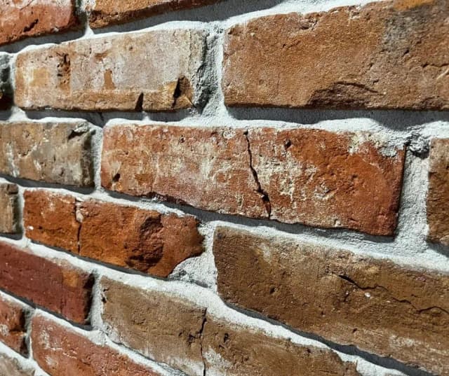 Jak skutecznie wyczyścić cegłę z zaprawy: 5 sprawdzonych metod Jak skutecznie wyczyścić cegłę z zaprawy: 5 sprawdzonych metod