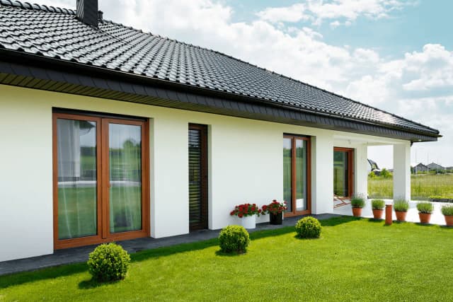 Idealne parapety do brązowych okien: praktyczny poradnik wyboru materiałów Idealne parapety do brązowych okien: praktyczny poradnik wyboru materiałów